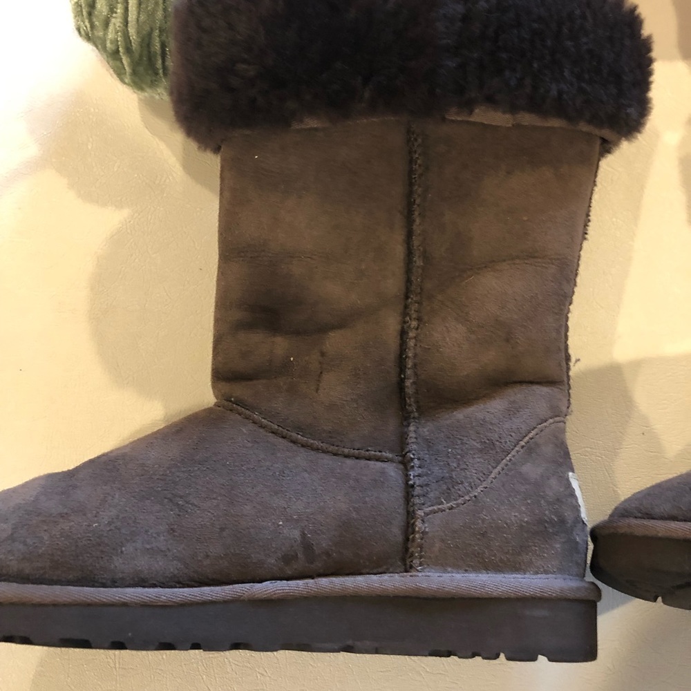 New Without Box UGG BigKids/Youth Size 6 - Fits Woman’s Size 8 Chocolate Classic
